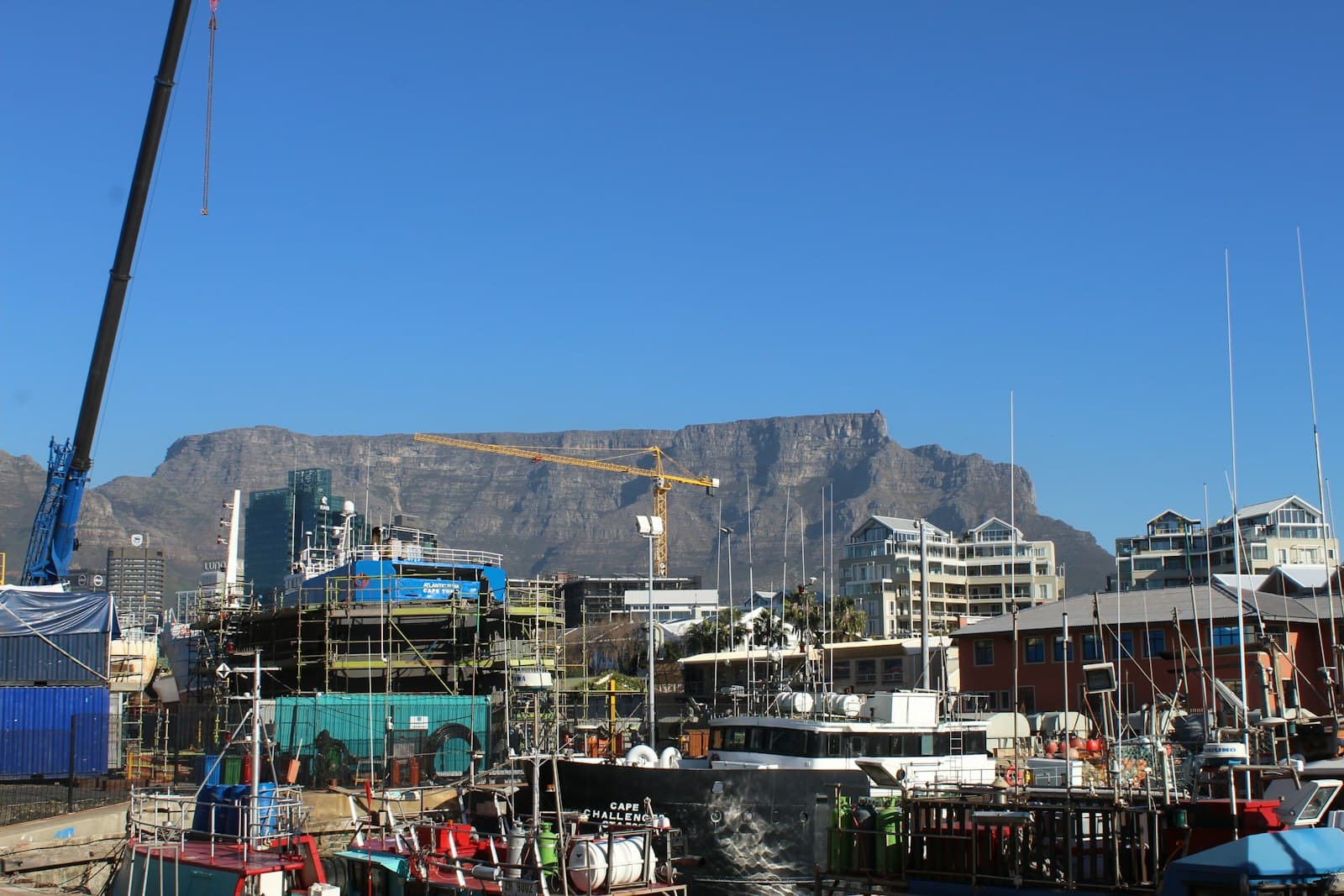 Лодки в гавани V&A Waterfront на фоне Столовой горы